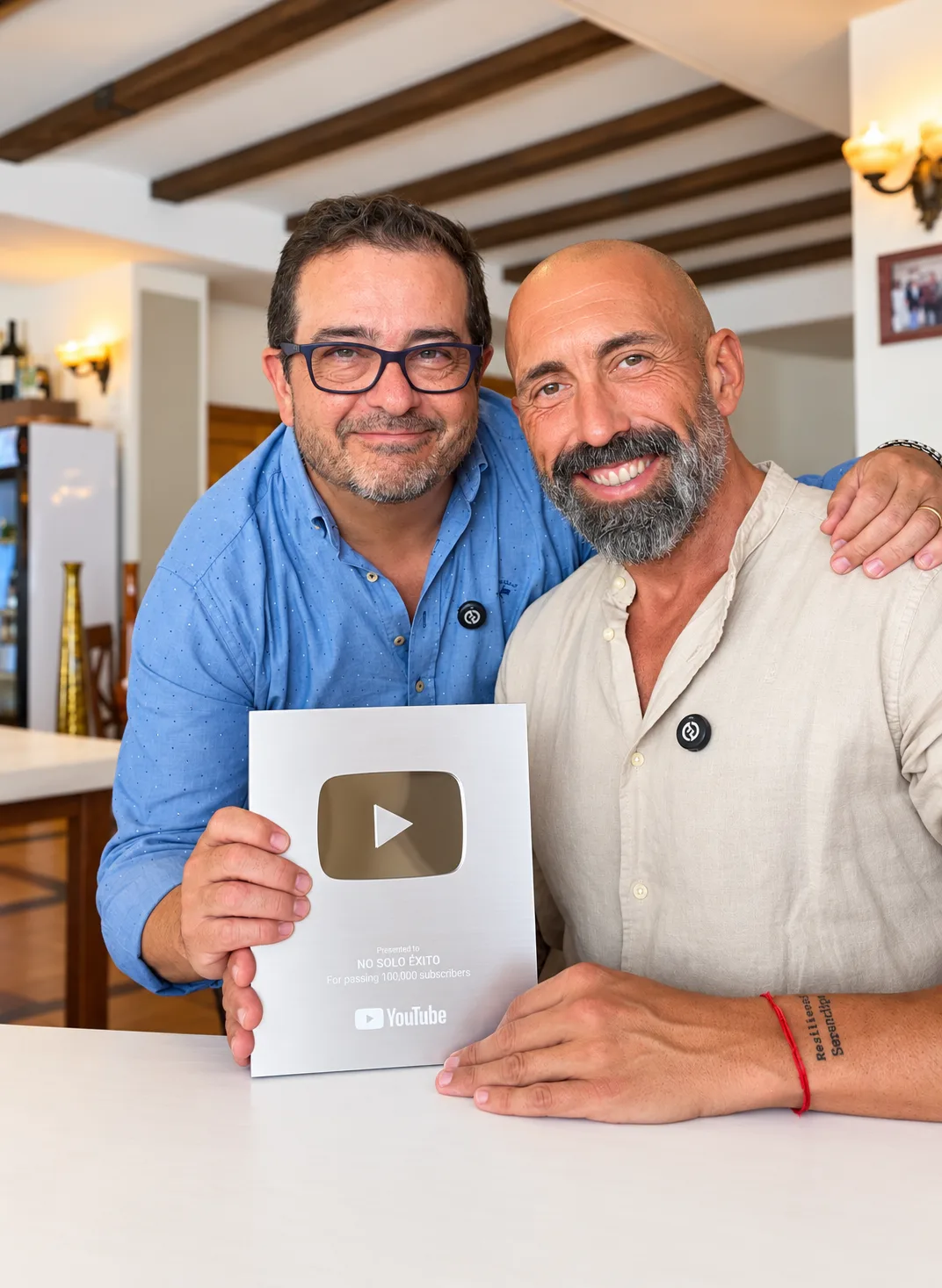 César González y Sergio Gómez con el botón de plata de YouTube por superar los 100.000 suscriptores